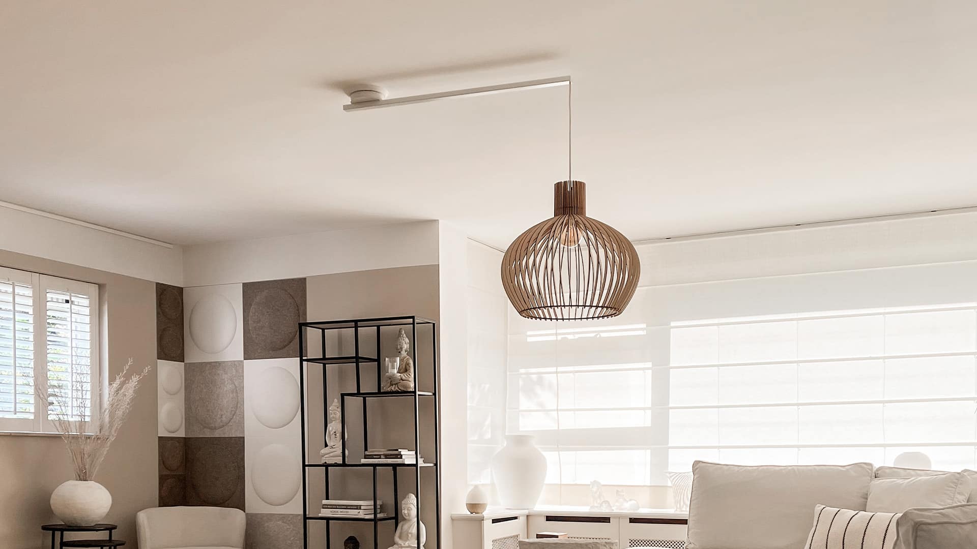 Livingroom with a Lightswing® Single white with a wooden pendant light